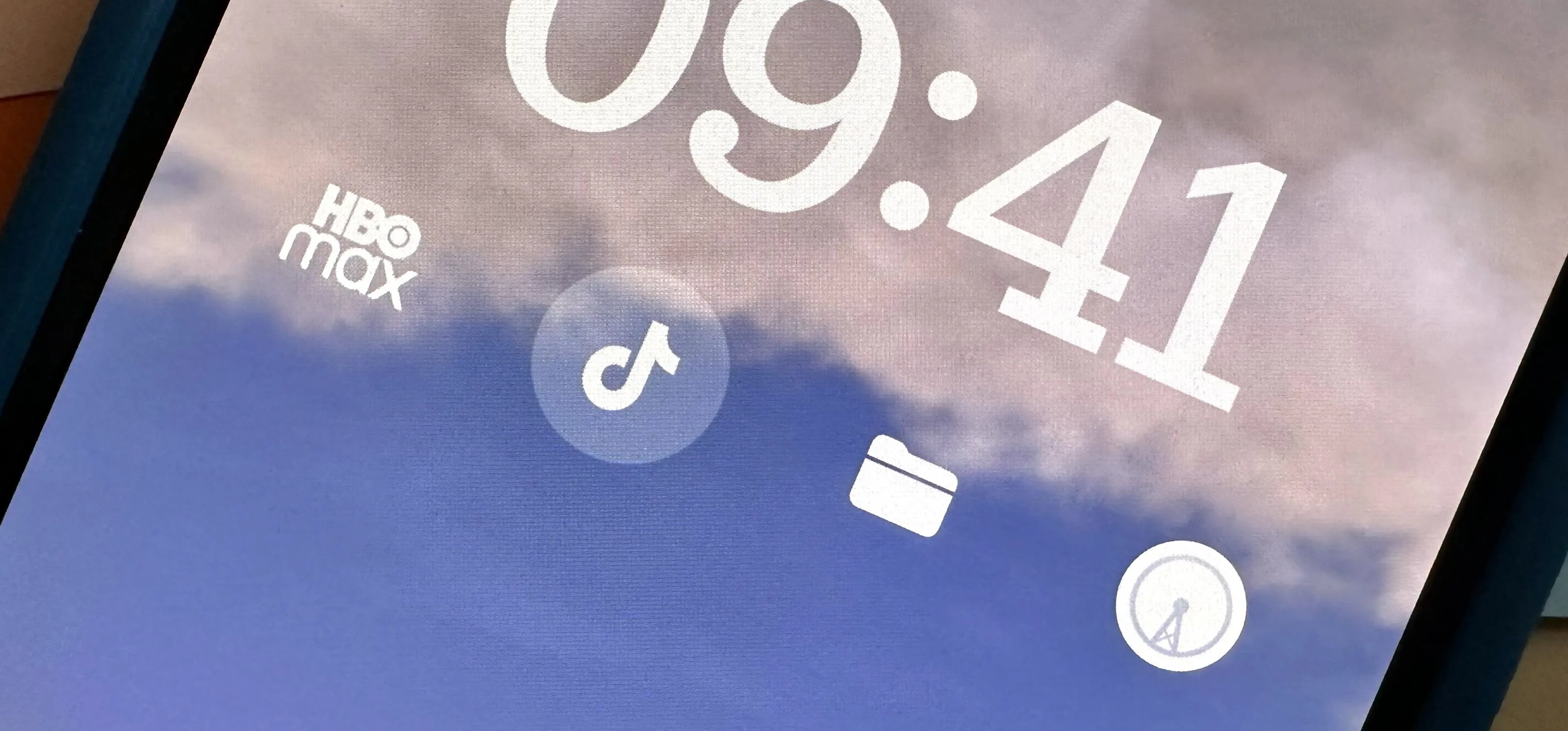 Smartphone screen displaying time and app icons.